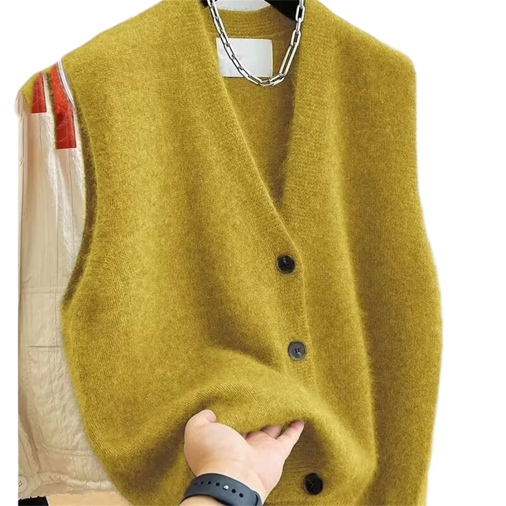 Winter Clothing Trends 2025 - Mantel Rompi Sweter Kerah V Wanita