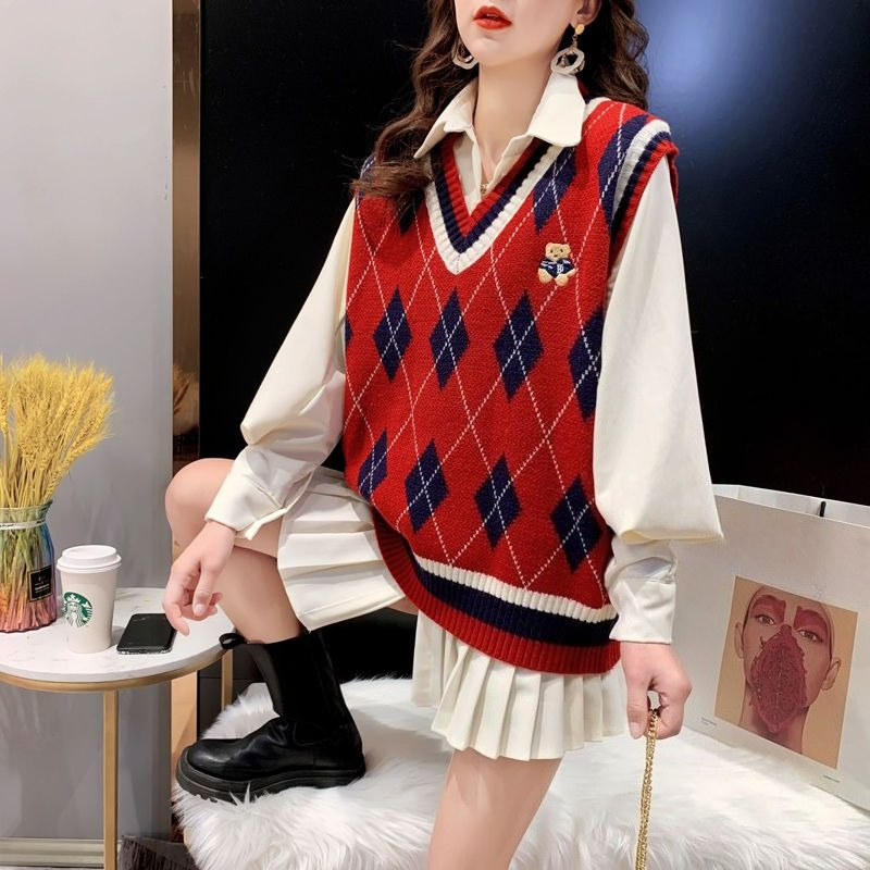 Winter Clothing Trends 2025 - Rompi Rajut Merah untuk Wanita Tanpa