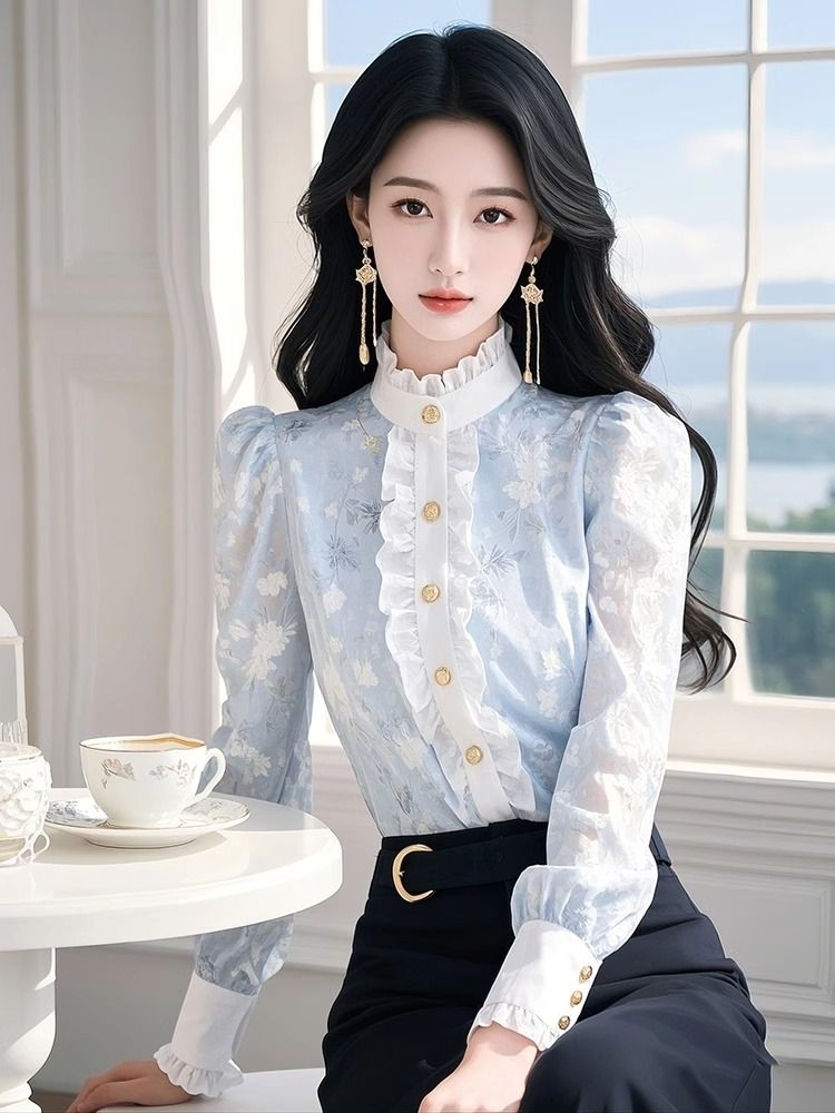 Winter Clothing Trends 2025 - Kemeja Chiffon Biru Bermotif Bunga dengan